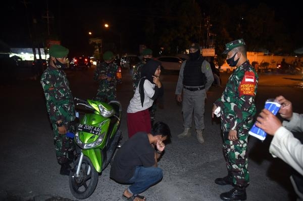 Sejumlah Restoran Diberi Teguran Tertulis dan Puluhan Orang Disanksi